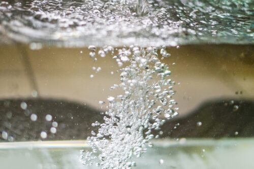 水中でのエアレーションの細かい空気の泡
